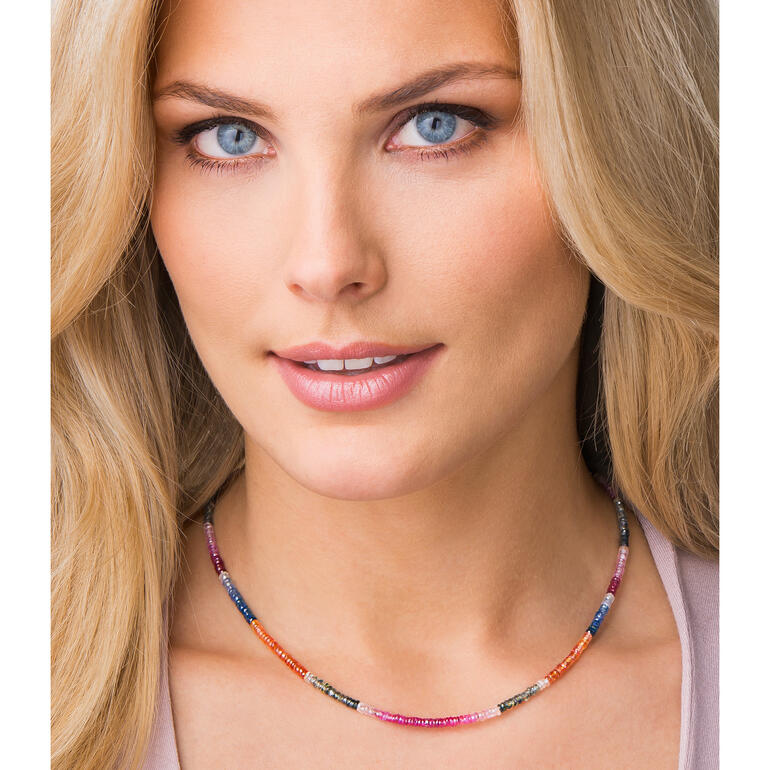 Femme portant le collier de saphir, le visage en gros plan.