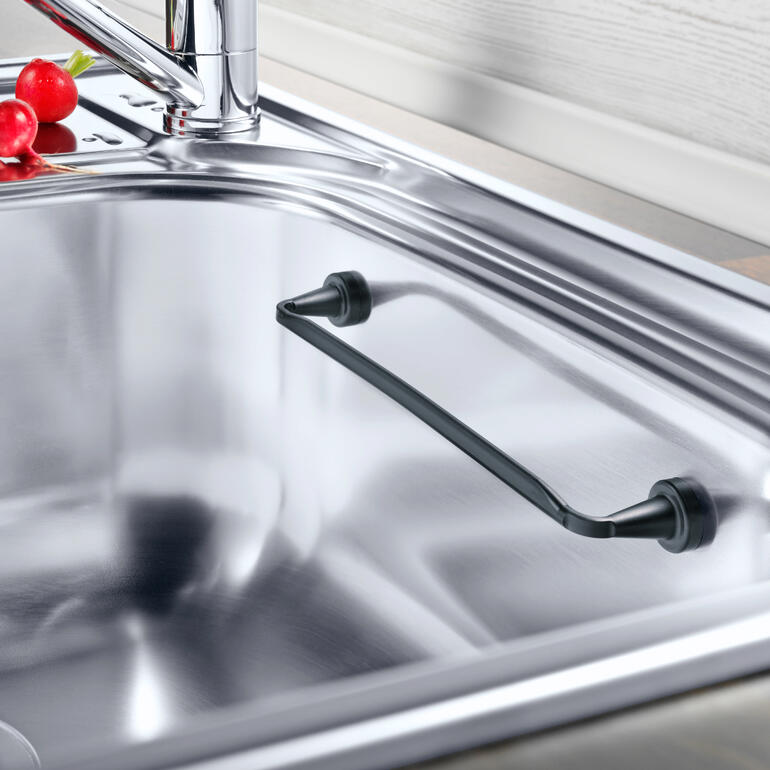 Rail magnétique pour torchon sur un évier en acier inoxydable.