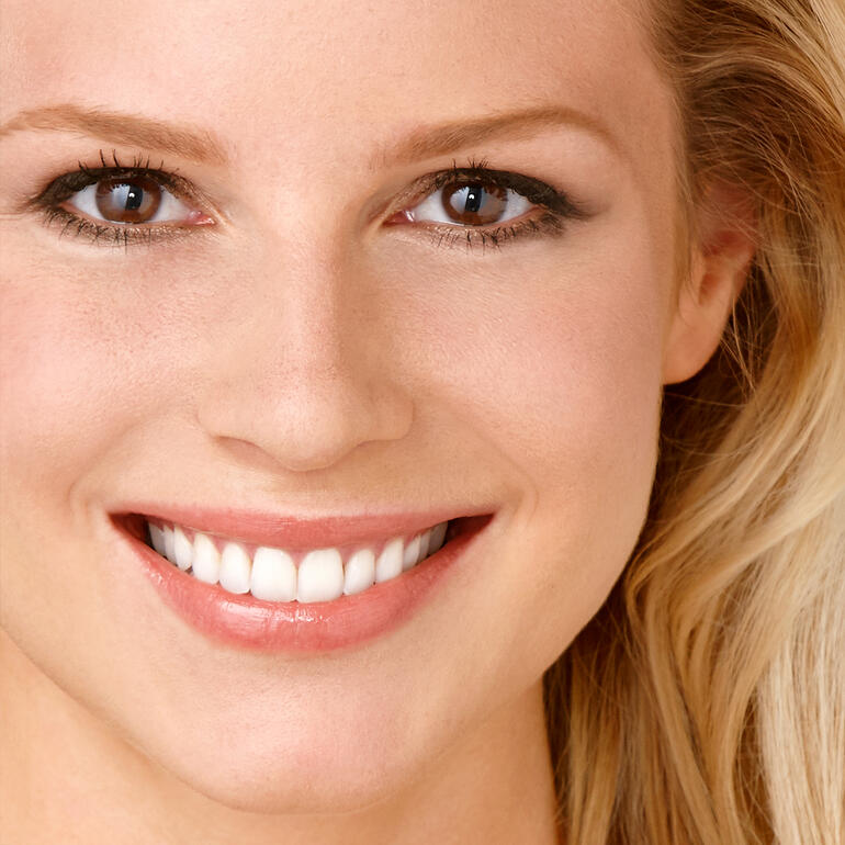 Femme souriante avec des dents blanches éclatantes