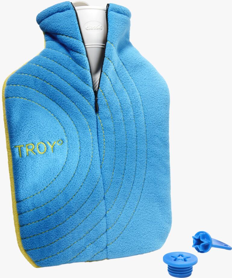 Bouteille d'eau chaude bleue avec zip et accessoires sur fond blanc.