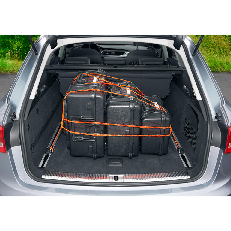 Maison, voiture, quotidien ou vacances – fixer, tendre et arrimer sans faire de nœuds devient un jeu d‘enfants grâce à la corde RunLock. Valises stabilisées dans le coffre d'une voiture avec une corde à boucle orange.