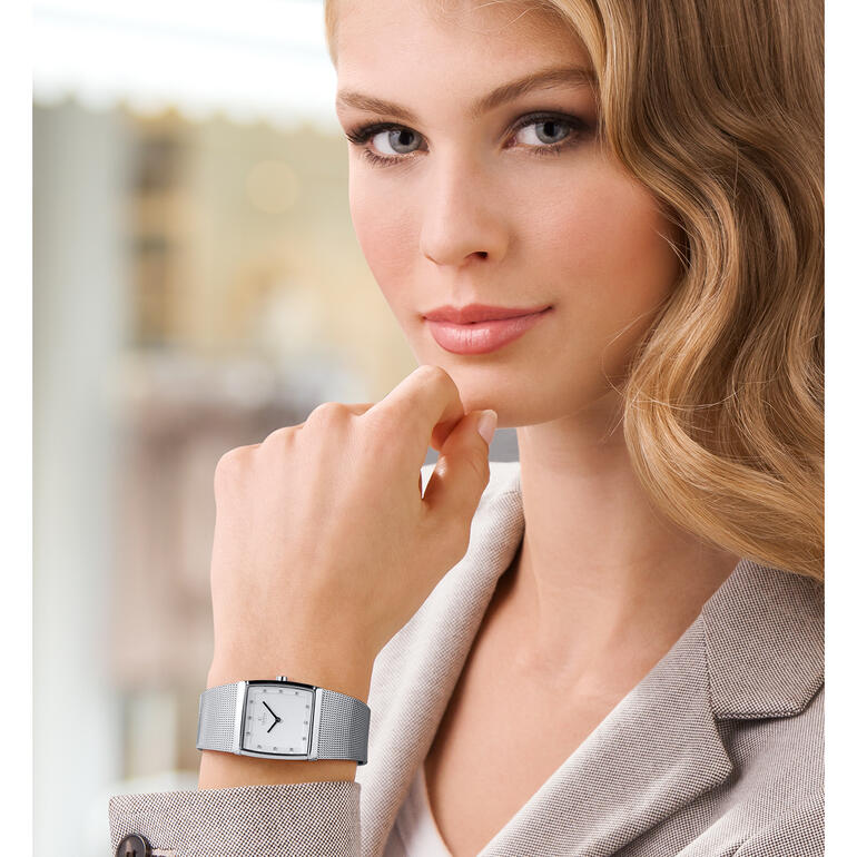 Montre Obaku carrée, femme avec montre et maquillage léger, souriante
