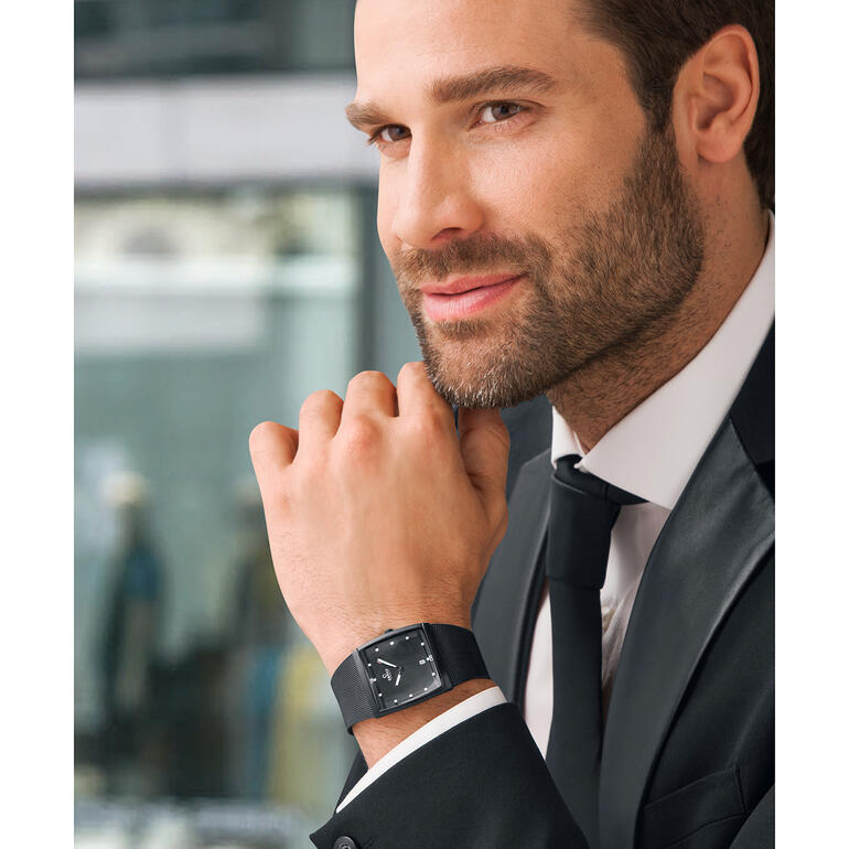 Montre Obaku carrée, homme avec montre en costume et barbe soignée