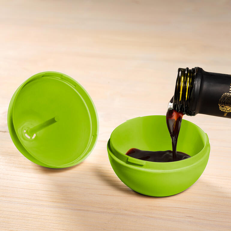 Remplir simplement la base d’un mélange d’eau, de vinaigre et de quelques gouttes de produit vaisselle. Verser du liquide dans le piège à mouches vert