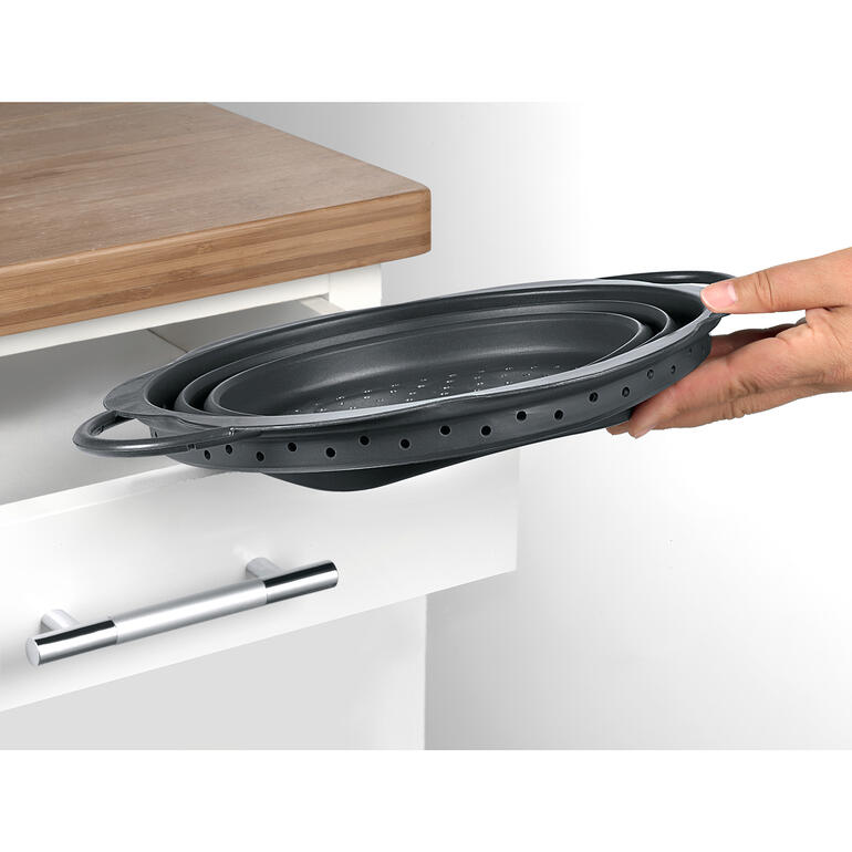 Se range dans un petit tiroir ou dans le moindre recoin d’un meuble de cuisine. Une personne sort le passoire pliable Kochblume® d'un tiroir