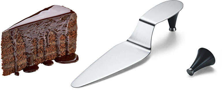 Pelle à tarte talon aiguille Pelle à gâteau en forme de talon haut à côté d'un morceau de gâteau au chocolat