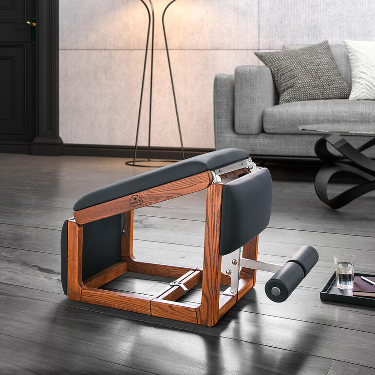 TriaTrainer dans un salon moderne avec des meubles