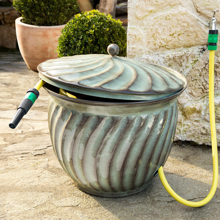 Seau élégant et rond avec tuyau pour l'irrigation du jardin.