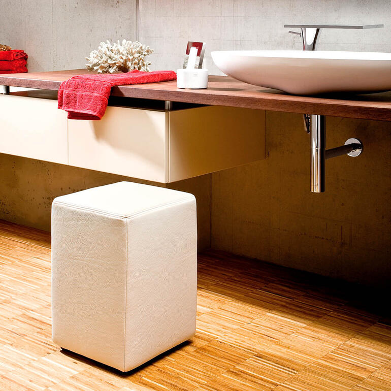 Tabouret design blanc neige dans une salle de bain.