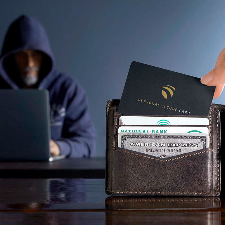 Protégez efficacement jusqu’à 12 cartes contre le vol de données, avec une seule carte. Un homme en sweat à capuche avec un ordinateur portable en arrière-plan, sortant une carte RFID Secure de son portefeuille.