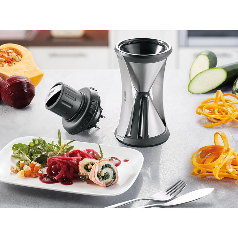 Tranchez sans effort vos légumes en spirales appétissantes de 6,5 cm de Ø. Spirelli XL avec différentes nouilles de légumes sur une table.