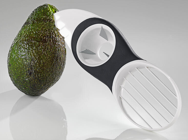 Coupe-avocat 3-en-1 avec un avocat.