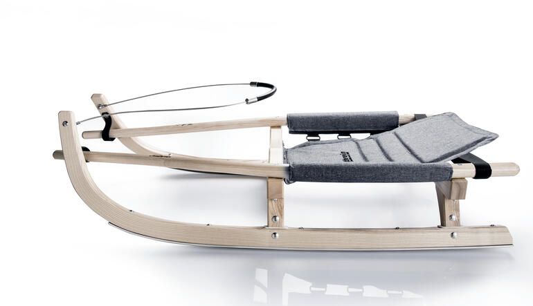 Luge en bois avec assise rembourrée pour le plaisir d'hiver.
