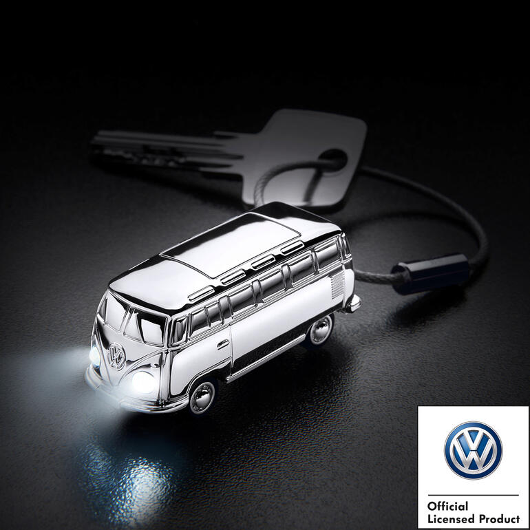 Porte-clé lumineux en forme de VW Combi sur une table.