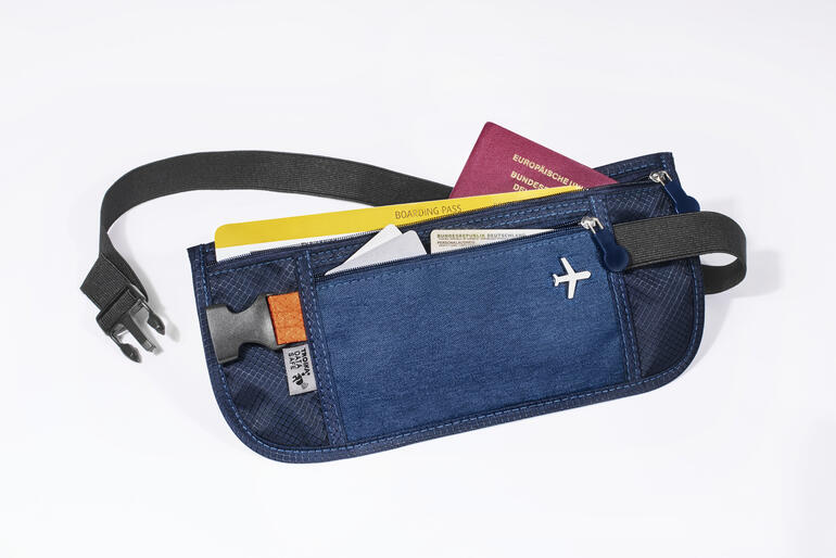 Organisateur de voyage RFID avec espace pour le passeport et documents.