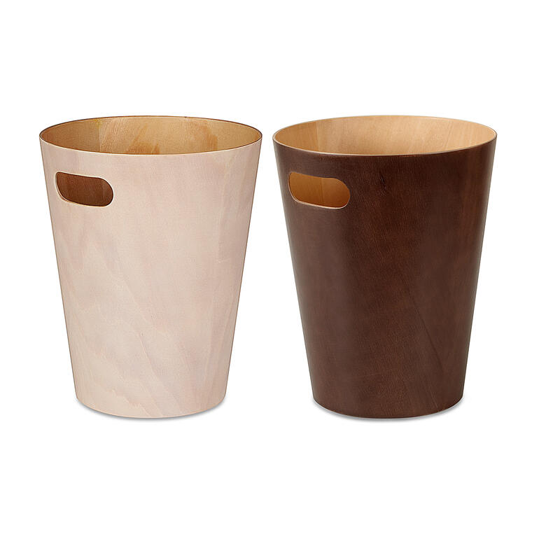 Deux poubelles, l'une en bois et l'autre brune.