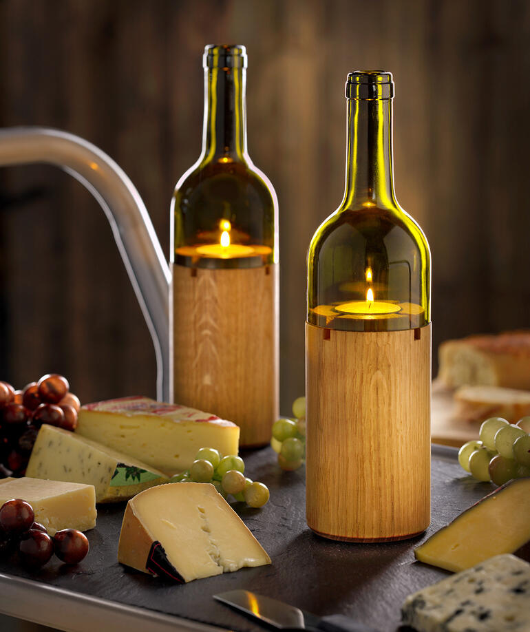 Deux lumières de vin sur une table avec du fromage et des raisins.