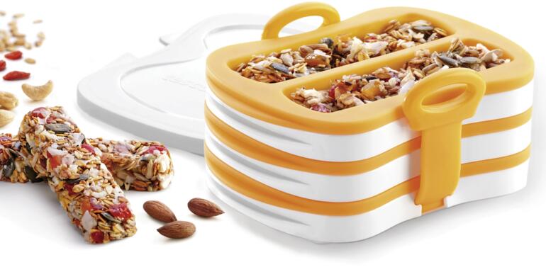 Moule pour barres de céréales avec plusieurs compartiments.