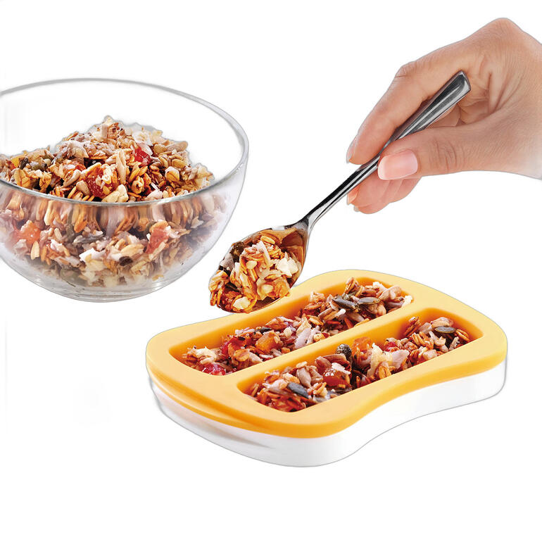 Pour préparer de délicieuses barres de céréales maison en quelques étapes. Femme avec un mélange de muesli ajoutant une cuillère dans le moule à barre de muesli.