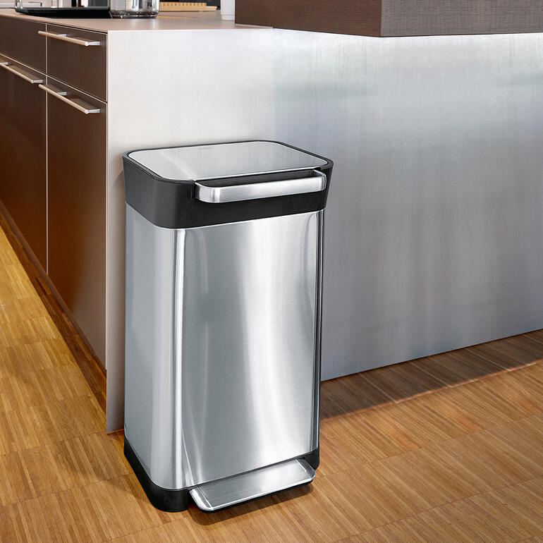 Poubelle moderne avec design compact.