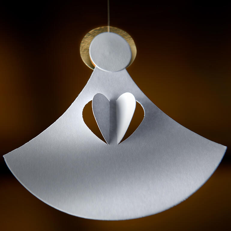 Mobile chœur angélique Décoration en papier représentant un ange suspendu avec un cœur.