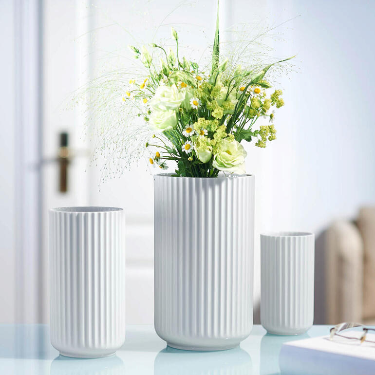 Vase en porcelaine Lyngby avec des fleurs fraîches de différentes tailles.