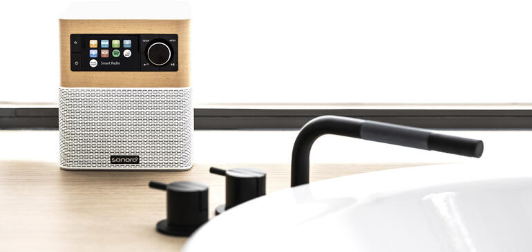 Appréciez pleinement la musique pendant que vous faites la cuisine, la vaisselle … grâce à la télécommande étanche (IPX7). Système audio en décor érable/blanc avec affichage numérique.