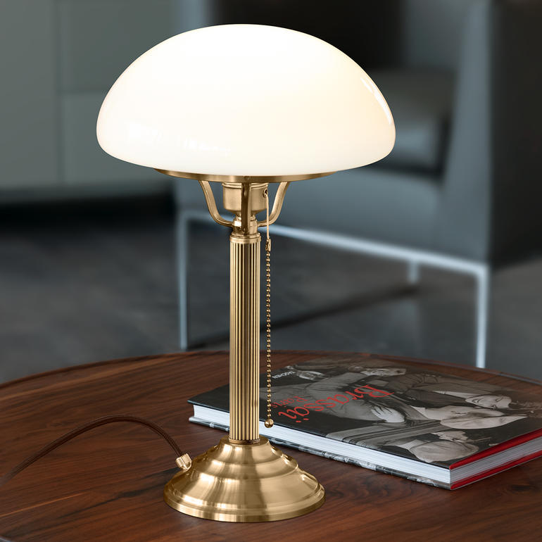 Lampe en laiton de style berlinois dans le salon sur une table.