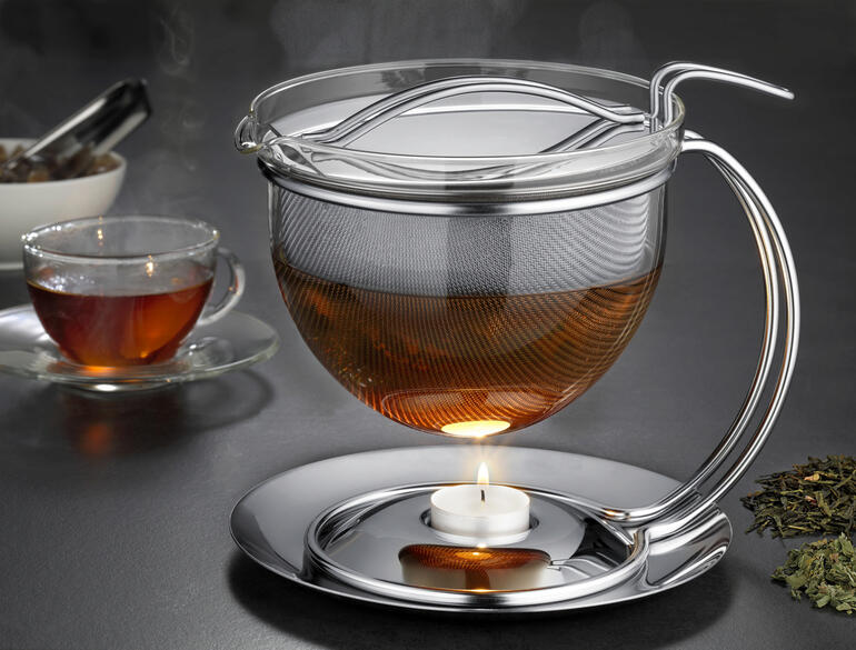 Théière de 1,5 l avec bouteille de thé claire sur un réchaud.