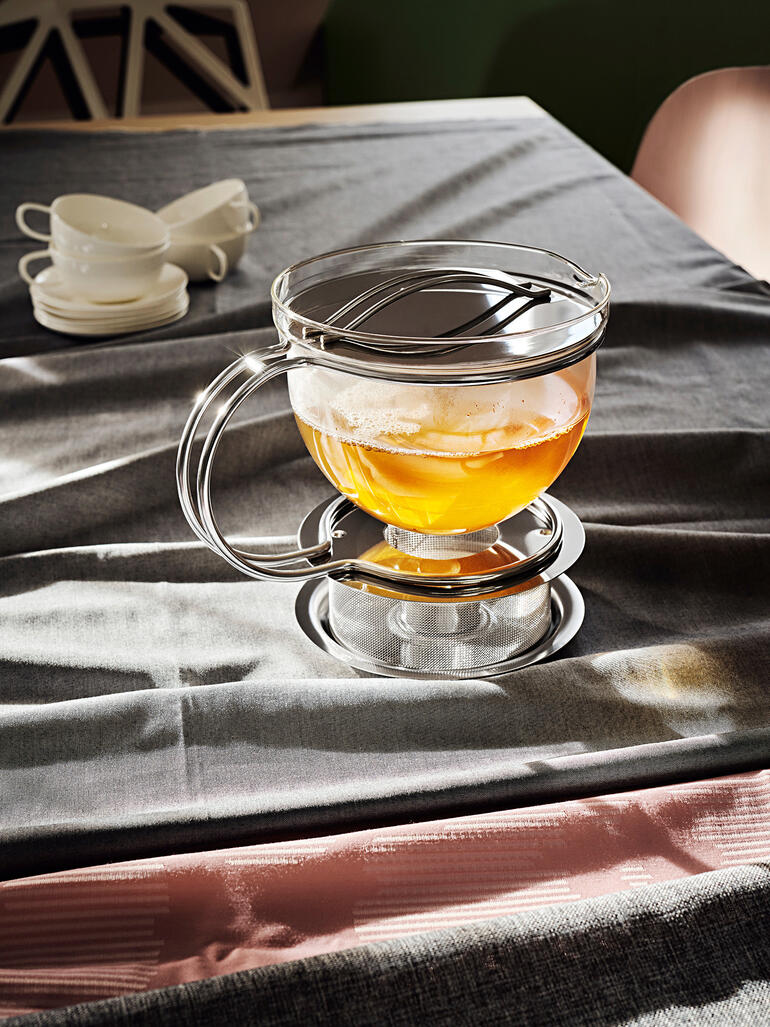 Théière « Filio » 1,5 litres avec réchaud Théière sur la table avec des tasses et des verres.