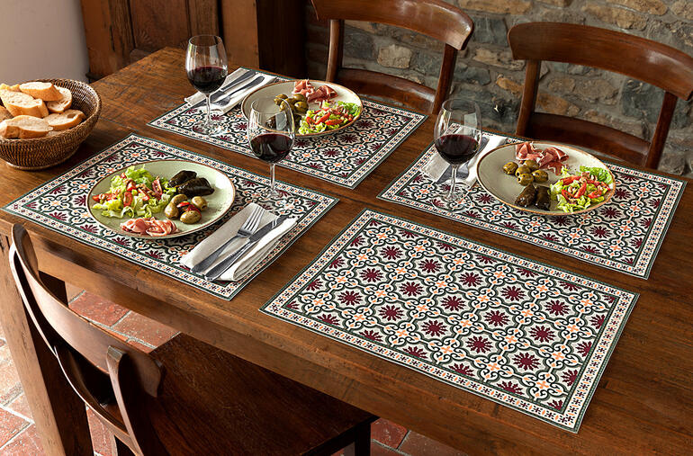 Table dressée avec des sets de table marocains et des plats.