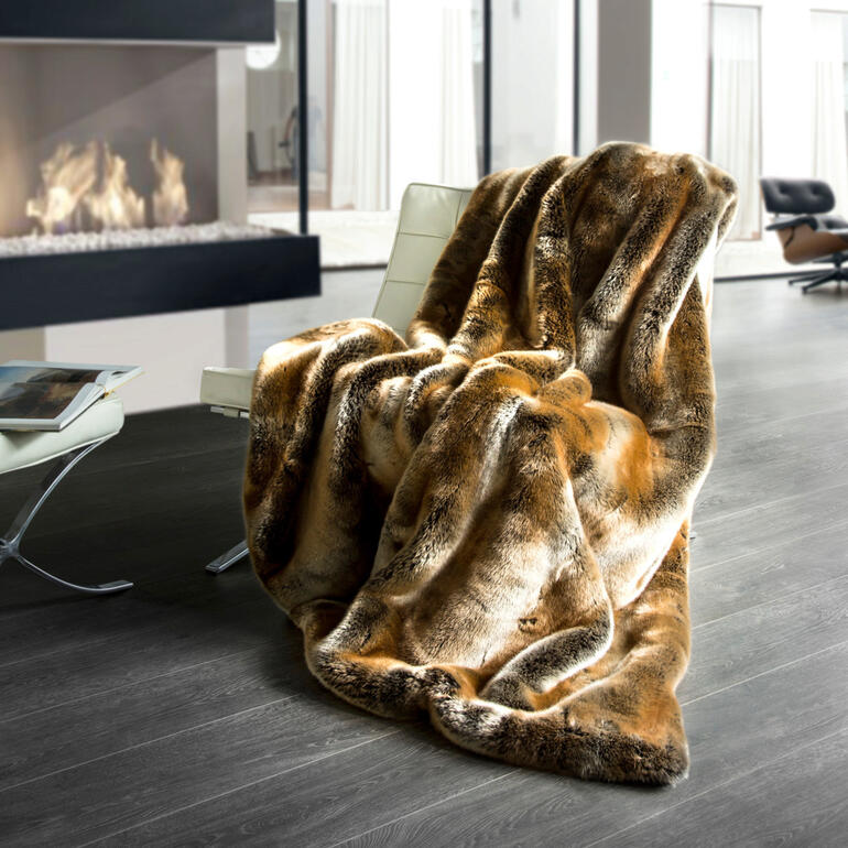 Couverture en fourrure de zibeline drapée sur une chaise.