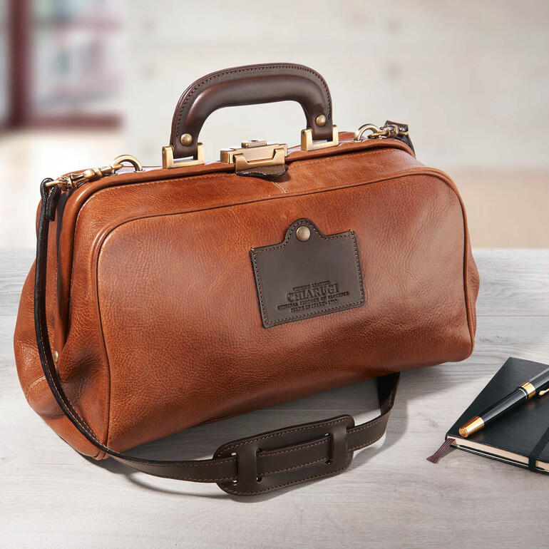 Sac à main Chiarugi sur une table