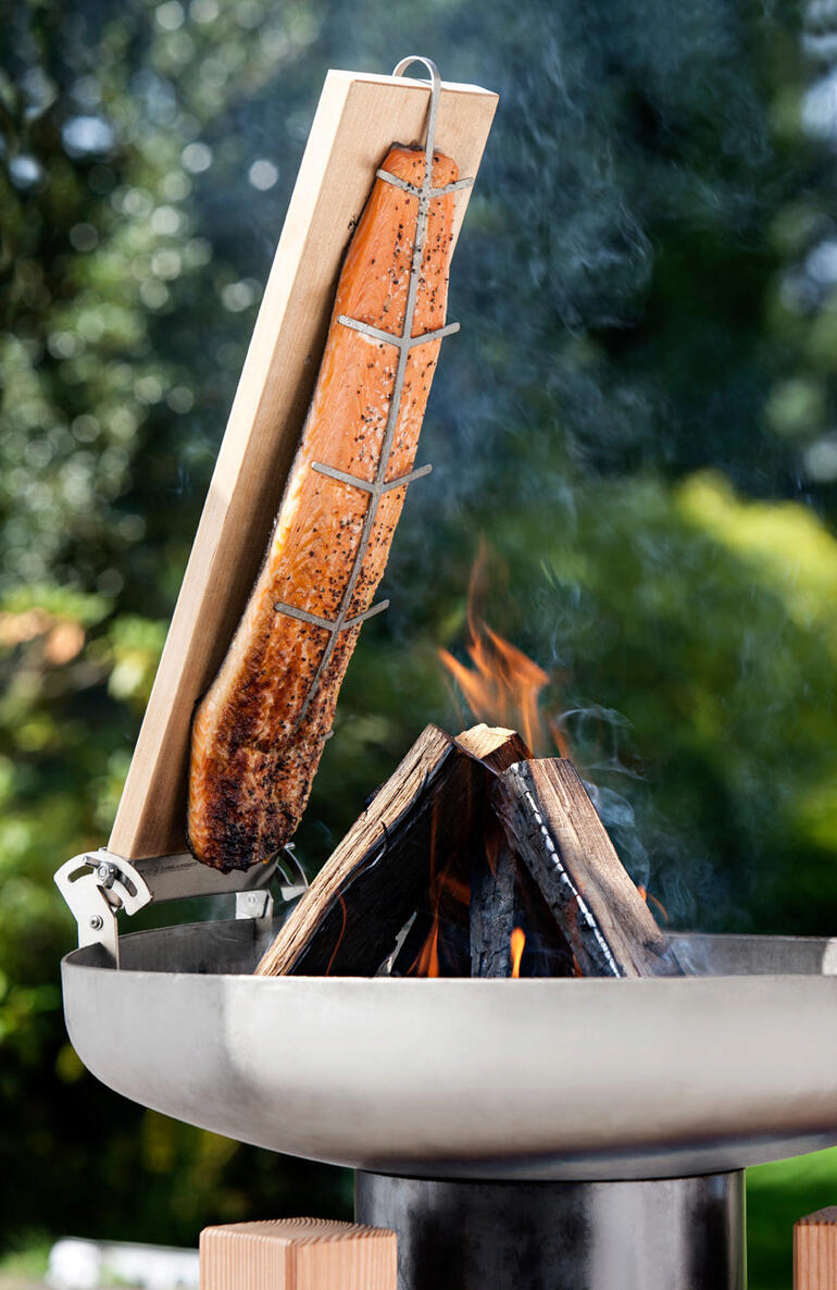 Set de saumon flambé avec filet de saumon au-dessus du feu