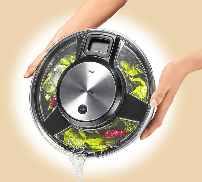 Des ouvertures dans le couvercle vous permettent de faire égoutter l’eau sans ouvrir l’essoreuse.