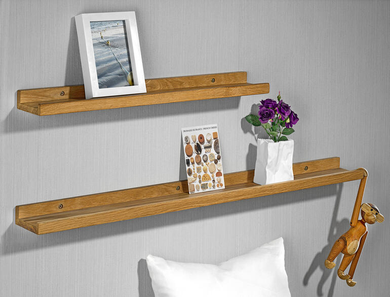 Deux corniches en bois pour exposer des photos et de la décoration.