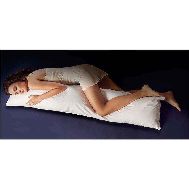 Coussin pour dormeurs sur le côté avec pin cembro Femme se blottissant contre un long oreiller en position latérale.