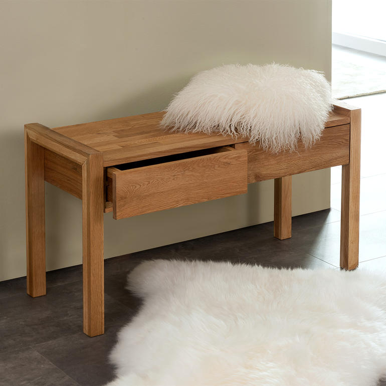 Un meuble qui attire le regard, même sans coussin. Banc de vestiaire en chêne avec tiroir ouvert et coussin.