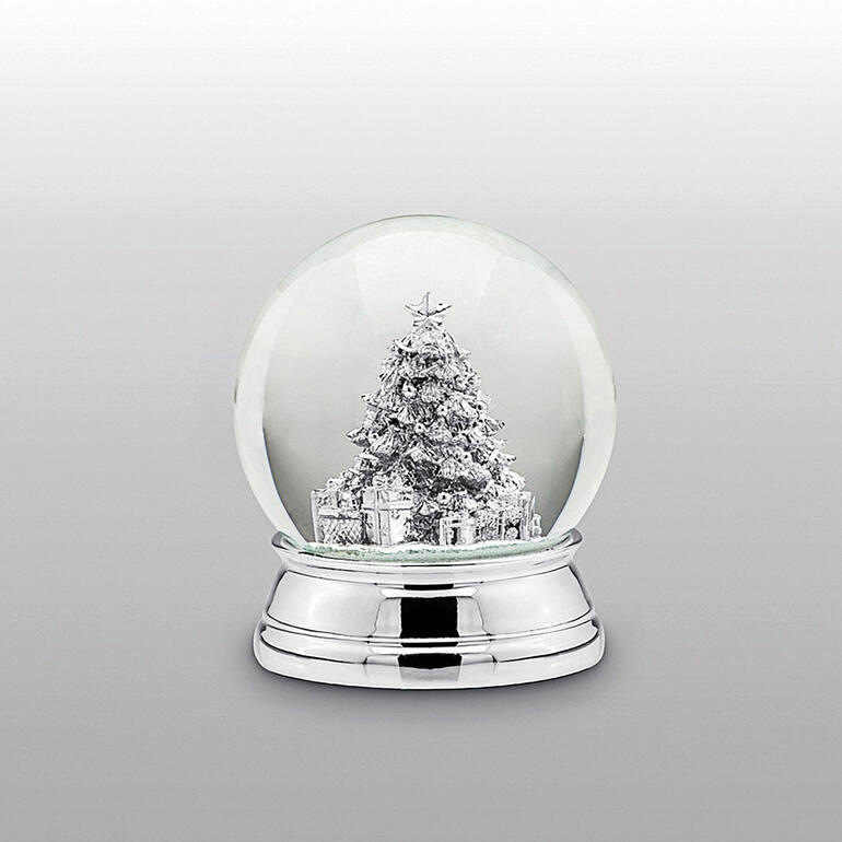 Boules à neige argentées avec un sapin de Noël et des cadeaux.