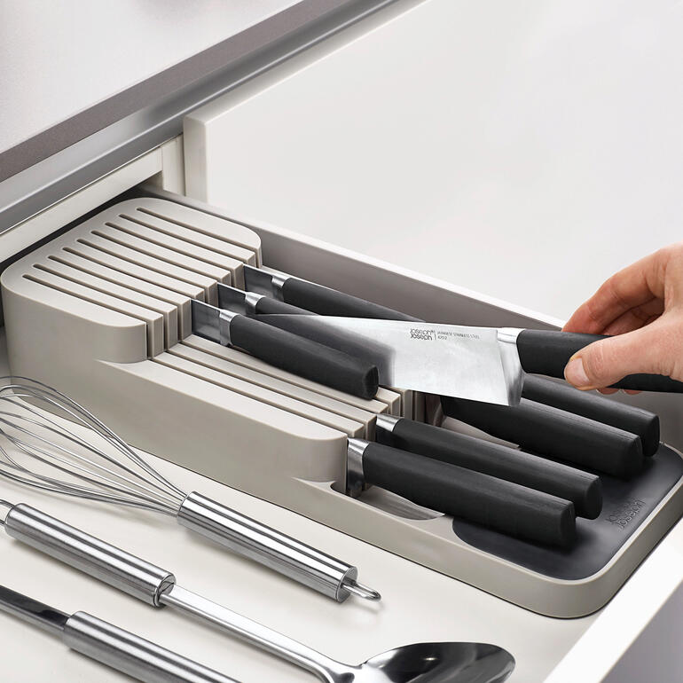 Couteau de cuisine dans un organisateur de couteaux dans un tiroir.