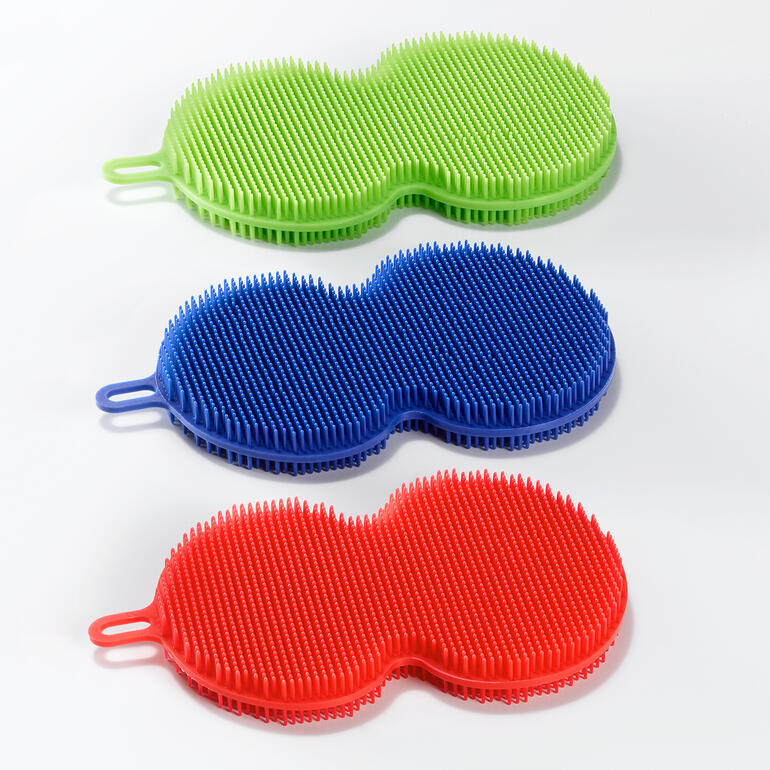 En lot pratique de 3 – usage humide ou sec possible. Trois éponges en silicone de différentes couleurs sur fond blanc.