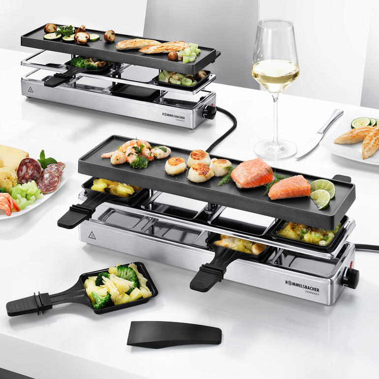 Raclette combiné avec divers ingrédients sur la table.