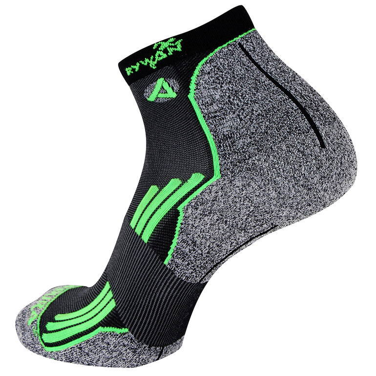 Chaussette de sport No-Limit en noir avec des accents verts et une technique de tricot compressé.