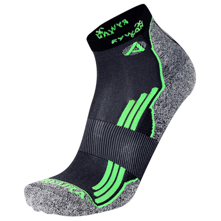 Disponible en 2 longueurs de chaussettes pour les chaussures de sport et de randonnée hautes ou basses. Chaussette de sport No-Limit en noir avec un talon renforcé et un accent vert.