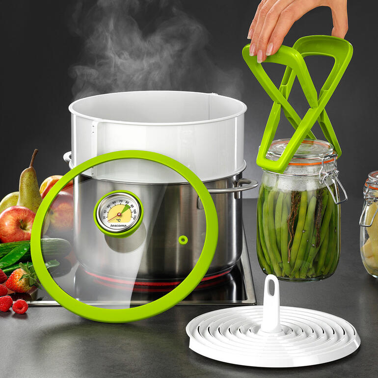 Ensemble de mise en conserve avec une casserole, un thermomètre et un bocal de légumes marinés.