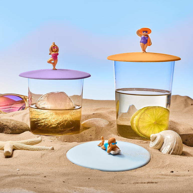Deux couvercles en verre avec des boissons et un motif de plage.