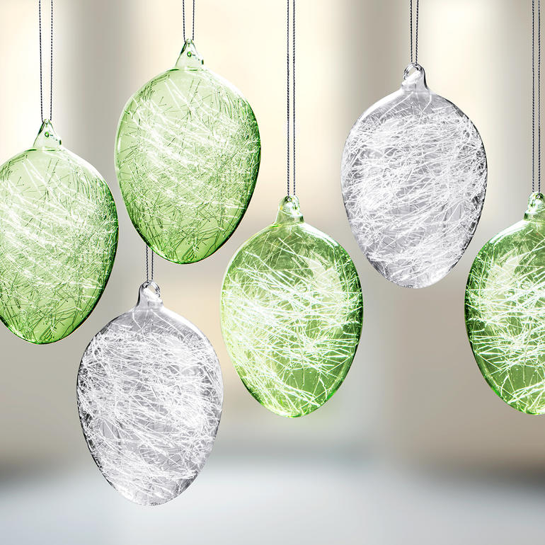 Bien trop précieux pour être rangés dans une armoire dès les fêtes de Pâques passées. Oeufs de Pâques en fil de verre en ensemble de 8, différentes couleurs et formes sur des branches.
