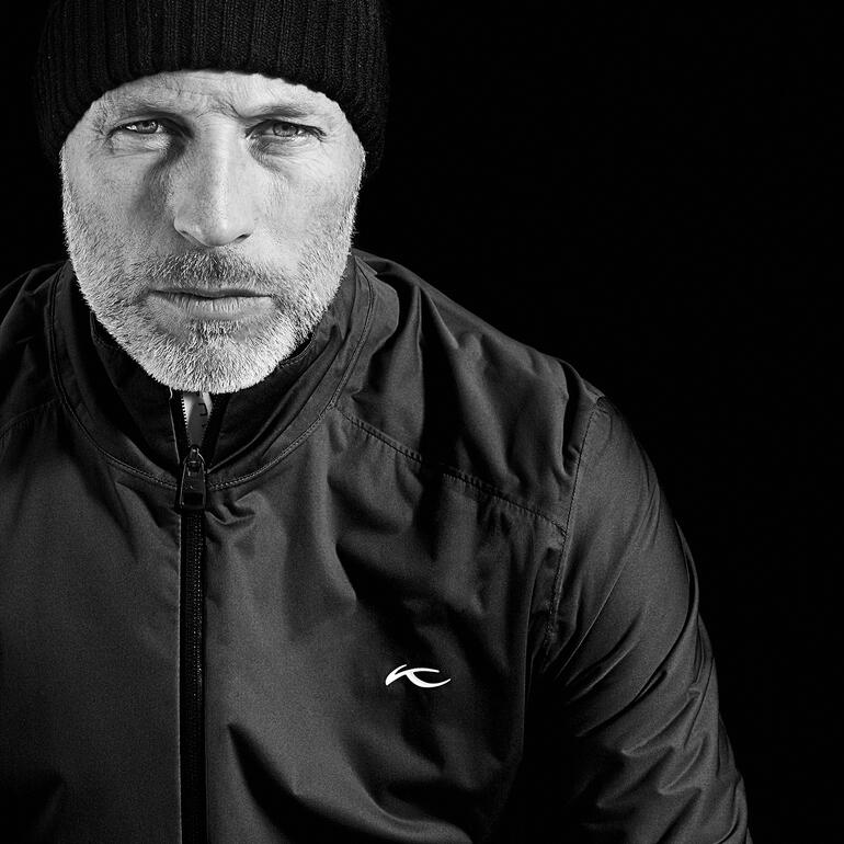 Lasse Kjus Vêtement fonctionnel réversible en noir, modèle à capuche.