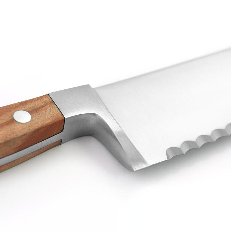 Couteau à pain Franz Güde Gros plan sur le couteau à pain, focus sur la lame.
