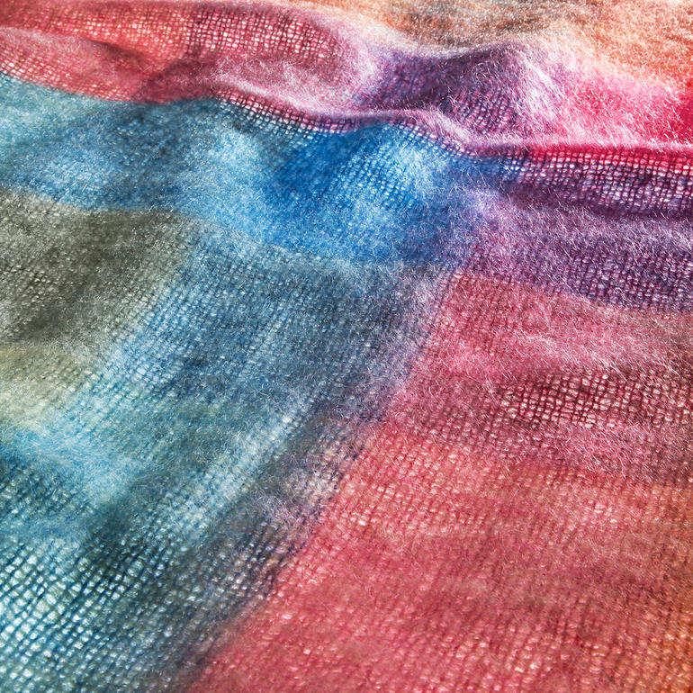 Couverture en mohair Foxford Gros plan de la couverture en mohair Foxford aux couleurs vives